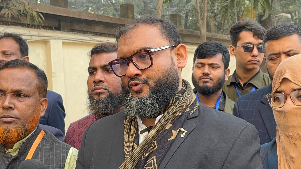 রাজধানীর মিরপুর বিশ্ববিদ্যালয় কলেজ কেন্দ্রে ভোট দেওয়ার পর সাংবাদিকদের সঙ্গে কথা বলেন ঢাকা-১৪ আসনে জামায়াতে ইসলামীর প্রার্থী মীর আহমাদ বিন কাসেম