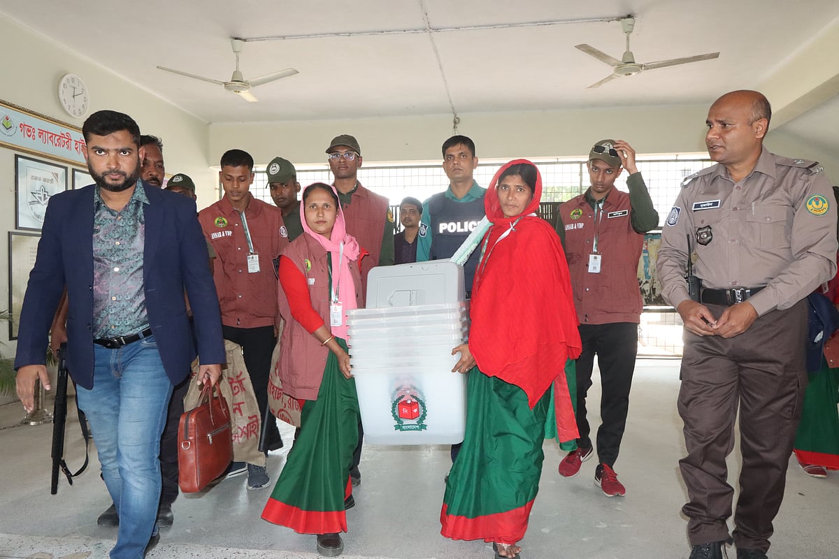 রাজশাহী-২ আসনের ভোট গ্রহণের জন্য কেন্দ্রে পৌঁছেছে ব্যালট বাক্সসহ ভোট গ্রহণের সামগ্রী। গভ. ল্যাবরেটরি হাইস্কুল, রাজশাহী