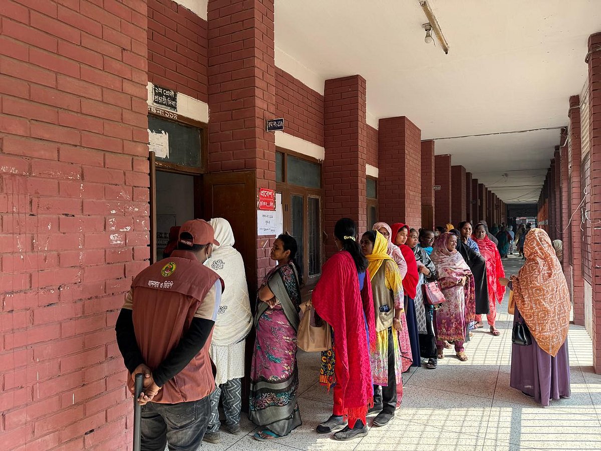 রাজধানীর শেরেবাংলা নগর সরকারি বালিকা বিদ্যালয় ভোটকেন্দ্রে নারী ভোটারদের সারি