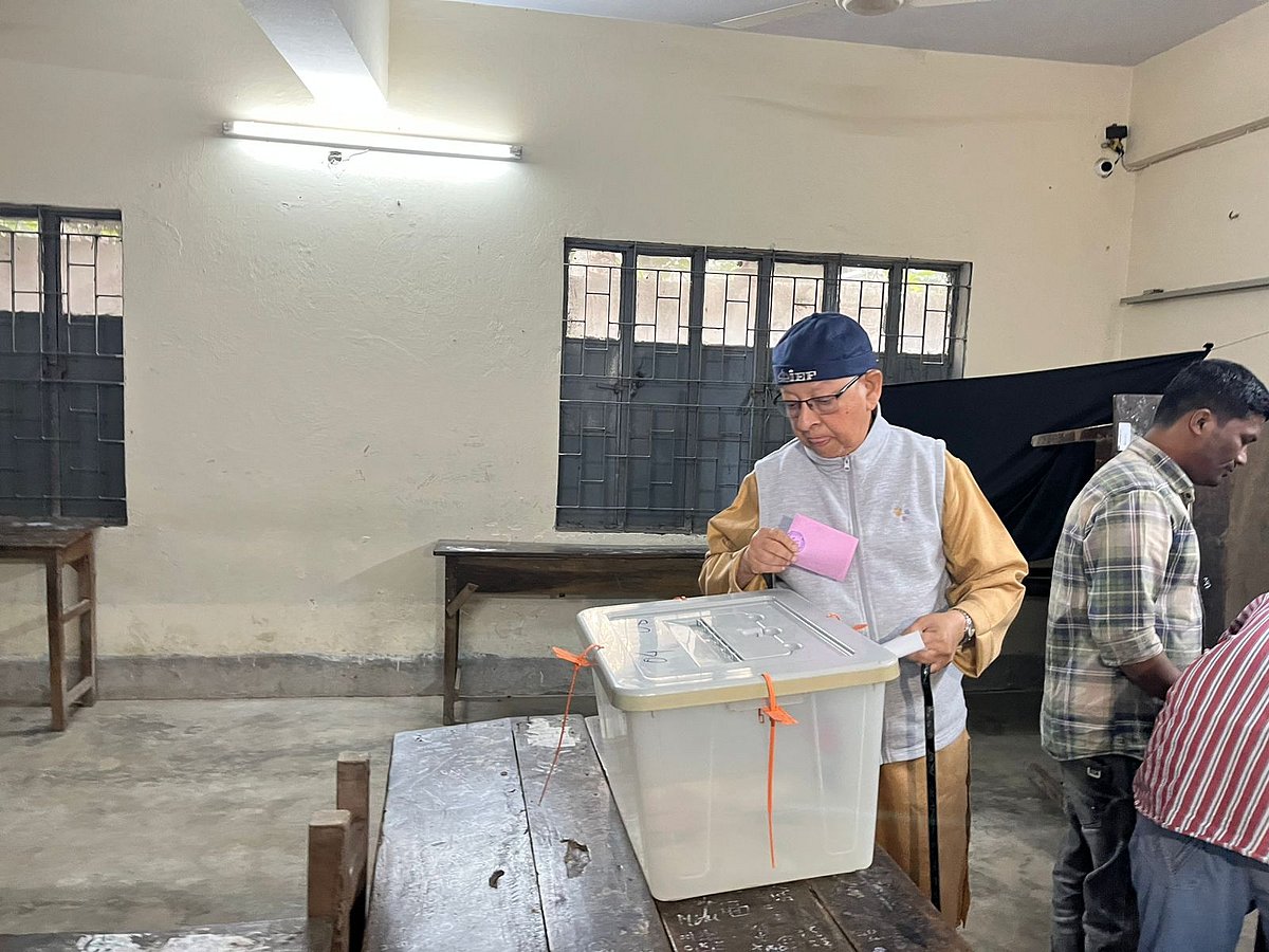 চট্টগ্রাম নগরের জামালখান এলাকার ডা. খাস্তগীর সরকারি বালিকা উচ্চবিদ্যালয় ভোটকেন্দ্রে ভোট দেন মাসুদুল আলম চৌধুরী। আজ সকালে তোলা