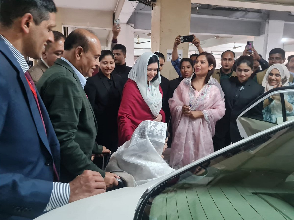 সিটি কলেজ কেন্দ্রে ভোট দিয়েছেন জুবাইদা রহমানের মা সৈয়দা ইকবাল মান্দ বানু। এ সময় জুবাইদা তাঁর সঙ্গে ছিলেন