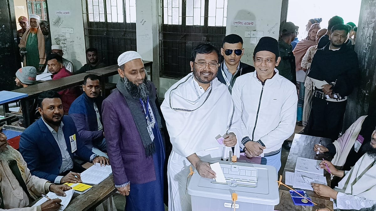 ফেনী-২ (সদর) আসনে ভোট দেন এবি পার্টির চেয়ারম্যান ঈগল প্রতীকের মোহাম্মদ মজিবুর রহমান মঞ্জু। আজ সকালে সদর উপজেলার শর্শদি ইউনিয়নের উত্তর খানেবাড়ী সরকারি প্রাথমিক বিদ্যালয় কেন্দ্রে