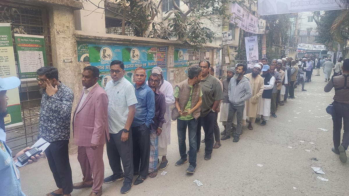 ভোটের লাইনে দাঁড়িয়ে অপেক্ষায় ভোটারেরা। চাঁন মিয়া হাউজিং মোহাম্মদপুর, ঢাকা। সকাল আটটায় ছবিটি তোলা