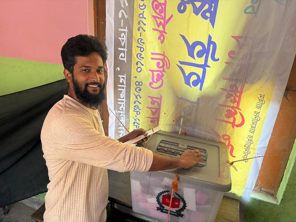 ভোট দেওয়ার পর হাসিমুখে রিয়াদ হোসেন