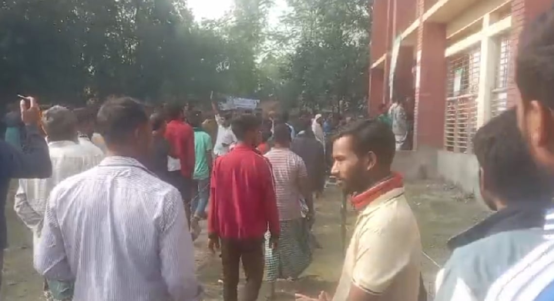 শেরপুর-১ আসনের দক্ষিণ নলবাইদ সরকারি প্রাথমিক বিদ্যালয় কেন্দ্রে ধানের শীষে সিল মারা শতাধিক ব্যালট উদ্ধার করা হয়। এ ঘটনায় কিছু সময় কেন্দ্রের বা‌ইরে হট্টগোল হয়। আজ বৃহস্পতিবার সকাল সাড়ে ৯টার দিকে