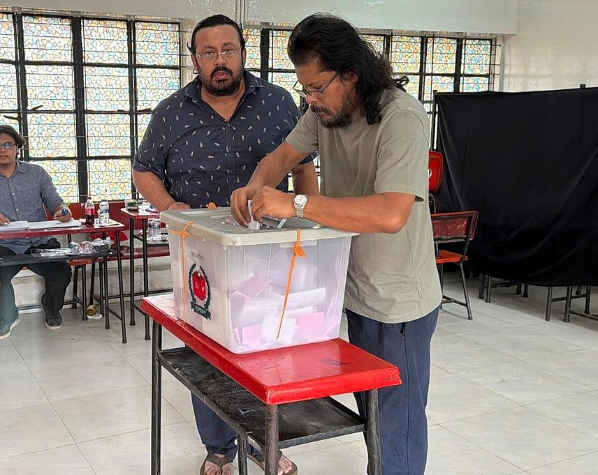 ভোট দিচ্ছেন জেমস