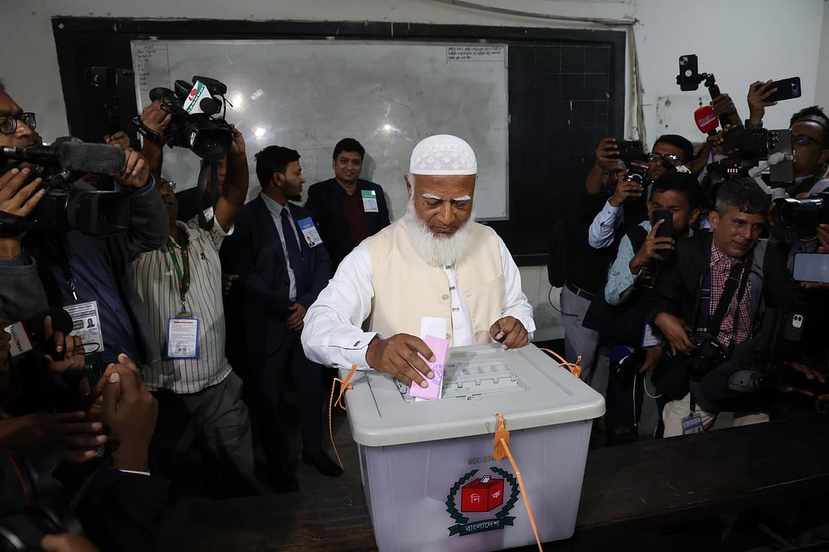 রাজধানীর মনিপুর উচ্চবিদ্যালয় কেন্দ্রে (বালক শাখা) ভোট দিয়েছেন জামায়াতে ইসলামীর আমির শফিকুর রহমান