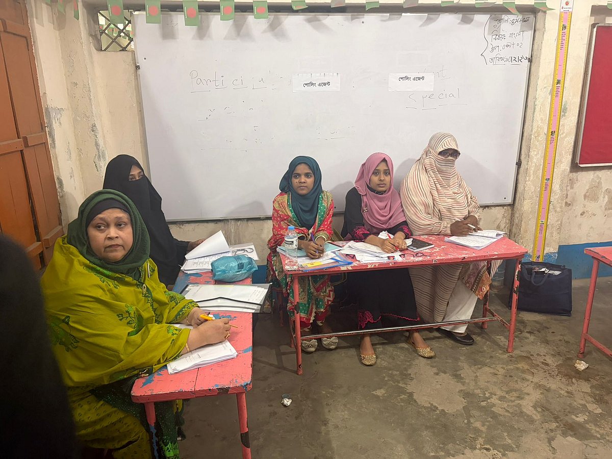 পুরান ঢাকার বংশাল বালিকা উচ্চবিদ্যালয় ভোটকেন্দ্রটি কেবল নারীদের জন্য। আজ দুপুরে তোলা