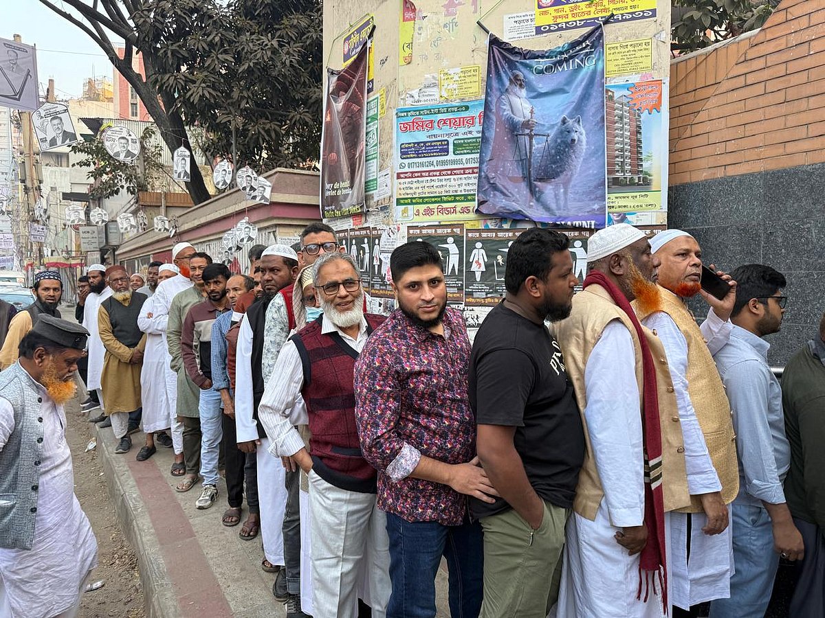 মনিপুর উচ্চ বিদ্যালয় ও কলেজের কেন্দ্রে সময়ের আগে ভোটারেরা লাইন ধরে অপেক্ষায় আছেন