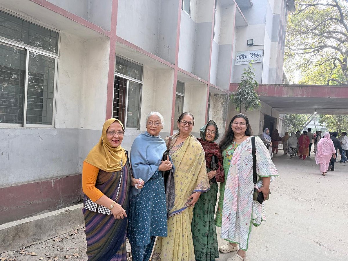 ধানমন্ডি সরকারি বালিকা বিদ্যালয় কেন্দ্র থেকে ভোট দিয়ে বের হচ্ছেন কয়েকজন। আজ বৃহস্পতিবার সকালে