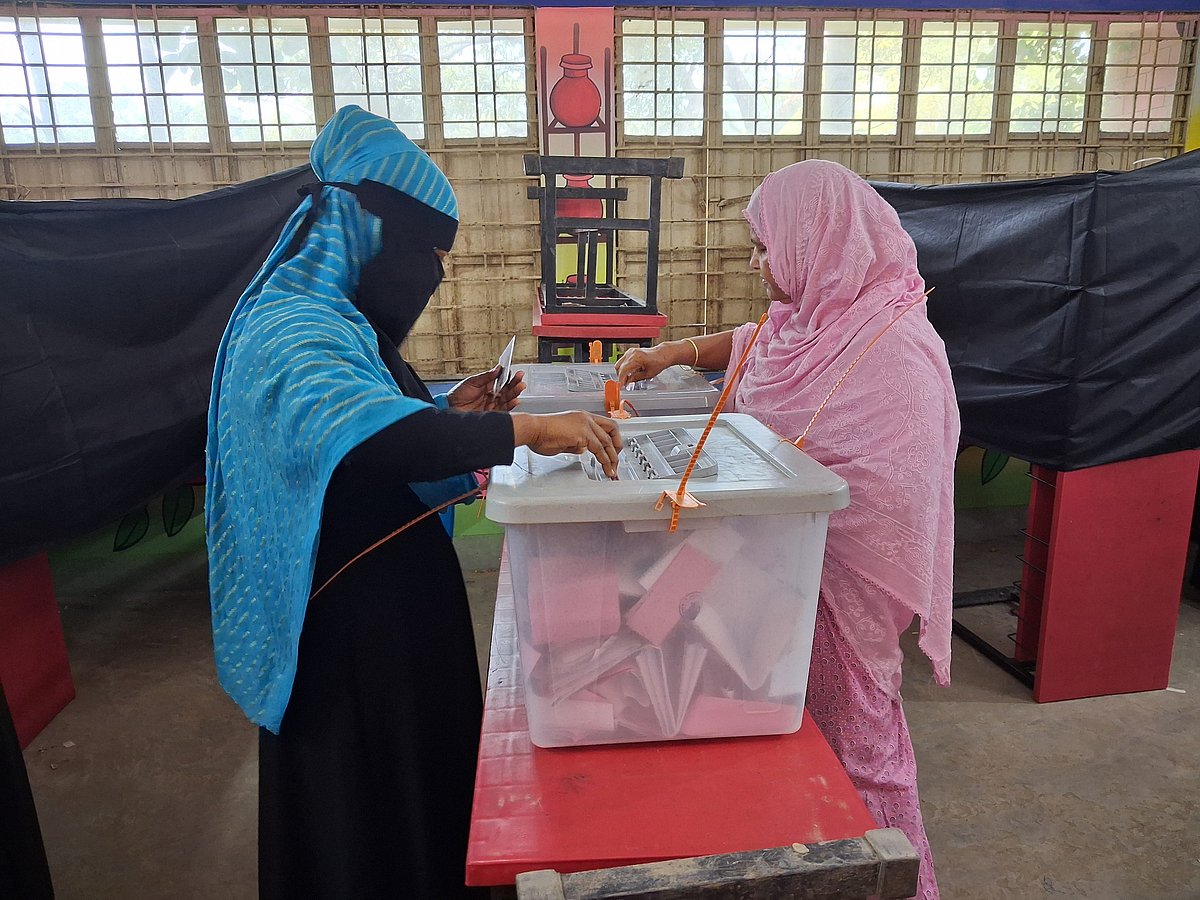 ভোট দিচ্ছেন দুই নারী