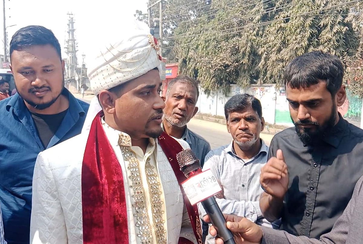 সৈয়দপুর পাইলট উচ্চবিদ্যালয় ভোটকেন্দ্রে ভোট দিতে আসেন বরের সাজে এক যুবক। বৃহস্পতিবার দুপুরে