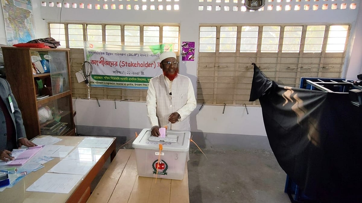 খুলনার পশ্চিম শিরোমনি সরকারি প্রাথমিক বিদ্যালয় কেন্দ্রে ভোট দিচ্ছেন জামায়াতে ইসলামীর সেক্রেটারি জেনারেল মিয়া গোলাম পরওয়ার। শিরোমনি, খুলনা, ১২ ফেব্রুয়ারি