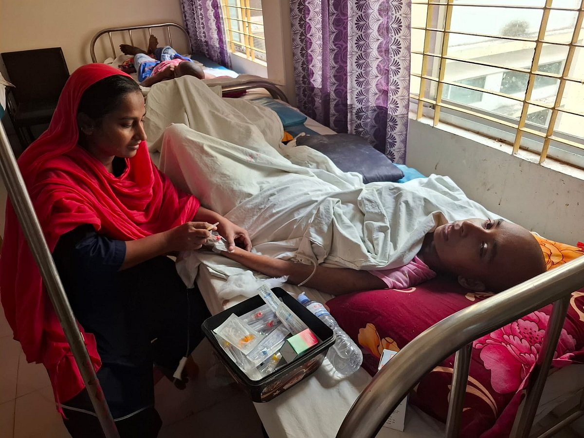 রাজশাহী মেডিকেল কলেজ হাসপাতালে আসা অজ্ঞাতনামা রোগীদের শুশ্রূষা দেন আলিয়া বেগম