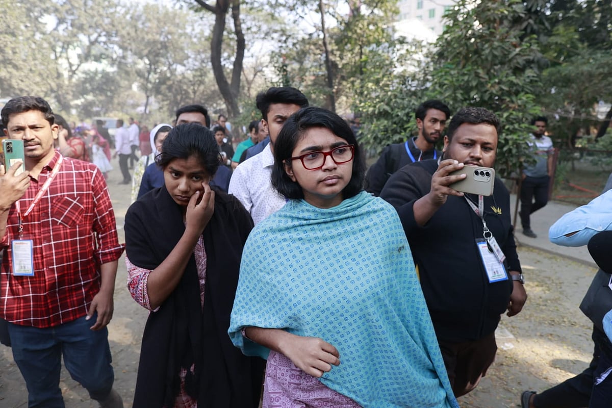 রাজধানীর খিলগাঁও মডেল কলেজ কেন্দ্র পরিদর্শনে এসেছেন ঢাকা-৯ আসনের স্বতন্ত্র প্রার্থী তাসনিম জারা। ছবিটি আজ বৃহস্পতিবার সকালে তোলা