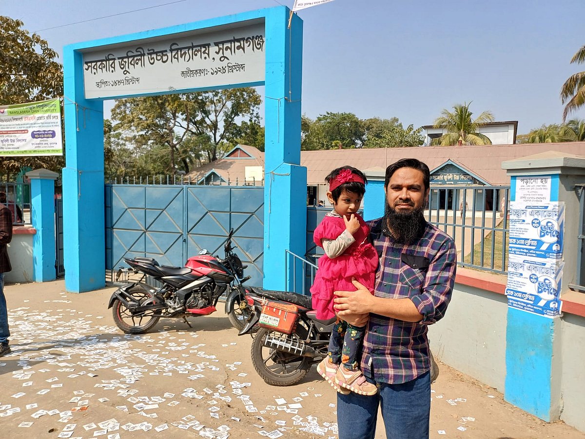 সপরিবার ভোট দিতে আসেন সুনামগঞ্জের ভোটার মাবিয়া আকবর হাসান। আজ ভোট দেওয়ার পর সুনামগঞ্জ শহরের সরকারি জুবিলী উচ্চবিদ্যালয় কেন্দ্রের সামনে