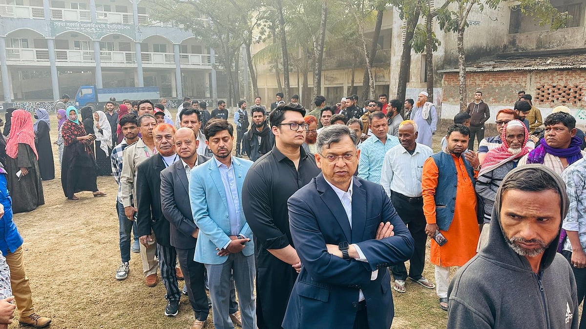 ভোটারদের সারিতে কক্সবাজার–১ আসনের বিএনপির প্রার্থী সালাহউদ্দিন আহমদ। আজ সকালে পেকুয়া সরকারি মডেল জিএমসি ইনস্টিটিউশন কেন্দ্রে