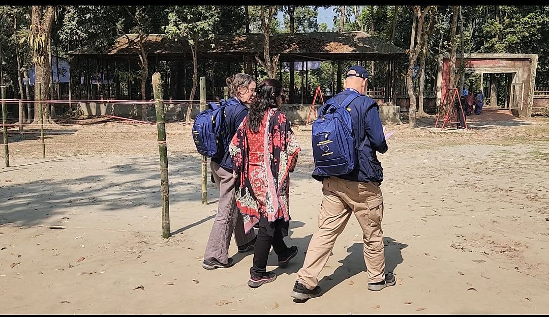 শরীয়তপুর–২ আসনের নড়িয়া উপজেলার এক নম্বর মসুরা সরকারি প্রাথমিক বিদ্যালয় কেন্দ্র পরিদর্শন করেছেন ইউরোপিয়ান ইউনিয়নের একটি দল