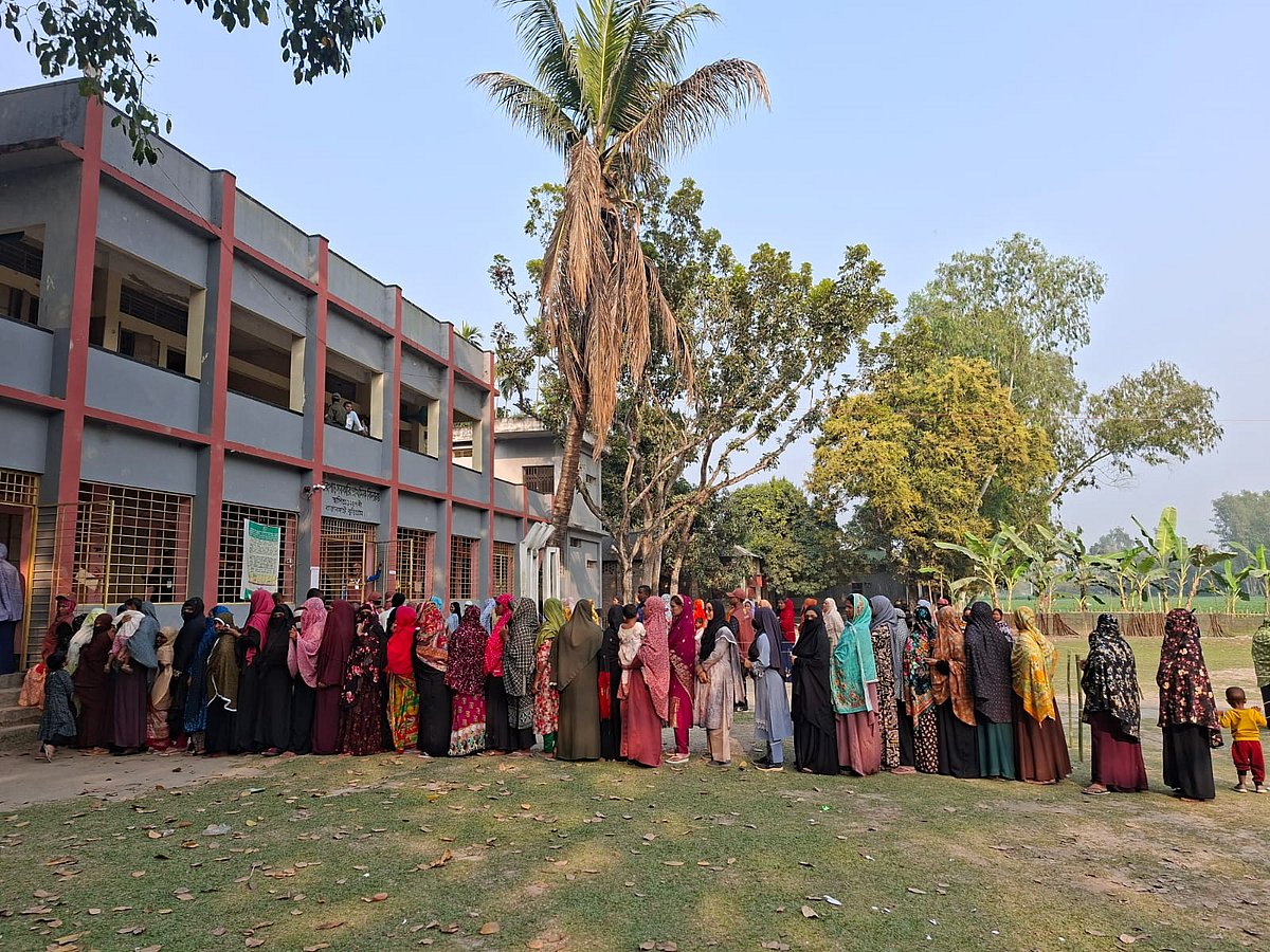 কুড়িগ্রাম জেলার রাজারহাট উপজেলায় বোতলার পাড় সরকারি প্রাথমিক বিদ্যালয় কেন্দ্রে ভোটারদের সারি