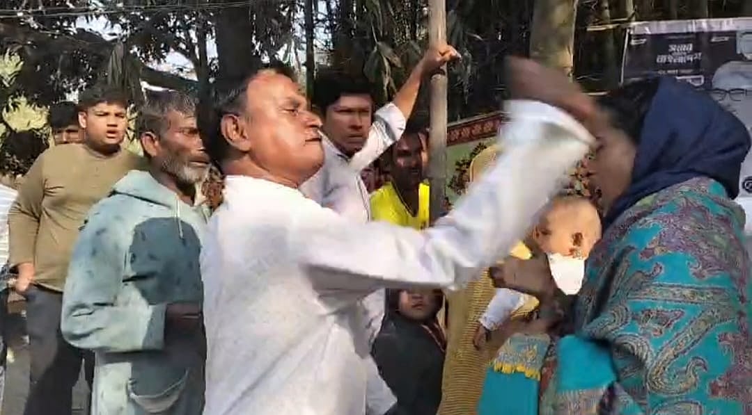 রাজশাহীর একমাত্র নারী প্রার্থীকে চড় মারেন এক বিএনপি নেতা। আজ বৃহস্পতিবার দুপুরে রাজশাহীর পবা উপজেলার নলখোলা সরকারি প্রাথমিক বিদ্যালয়ের সামনে