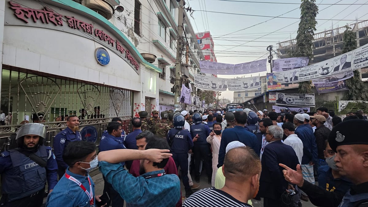 নারায়ণগঞ্জ–৪ আসনে স্বতন্ত্র প্রার্থী মো. শাহ আলমকে সন্ধ্যা পৌনে সাতটা পর্যন্ত অবরুদ্ধ করে রাখেন বিএনপি-সমর্থিত জমিয়তে উলামায়ে ইসলাম বাংলাদেশের প্রার্থীর সমর্থকেরা। আজ বৃহস্পতিবার বিকেলে নারায়ণগঞ্জের ইসদাইর রাবেয়া হোসেন উচ্চবিদ্যালয় কেন্দ্রে