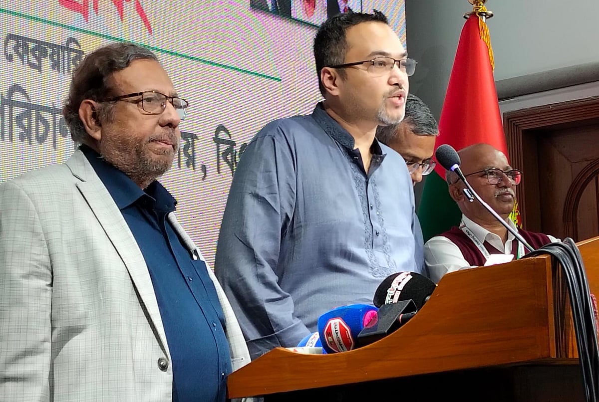 সংবাদ সম্মেলনে বিএনপির জাতীয় সংসদ নির্বাচন পরিচালনা কমিটির মুখপাত্র ও বিএনপির চেয়ারম্যানের উপদেষ্টা মাহদী আমিন। আজ বৃহস্পতিবার বিকেলে গুলশানে বিএনপির নির্বাচন পরিচালনা কমিটির কার্যালয়ে