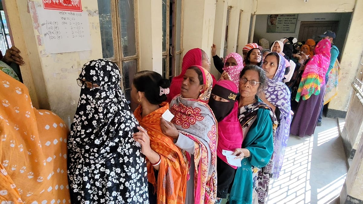 চট্টগ্রামের লালখান বাজারের শহীদ নগর সরকারি প্রাথমিক বিদ্যালয় কেন্দ্রে নারী ভোটারদের সারি । আজ সকাল ১০টা ৫০ মিনিটে