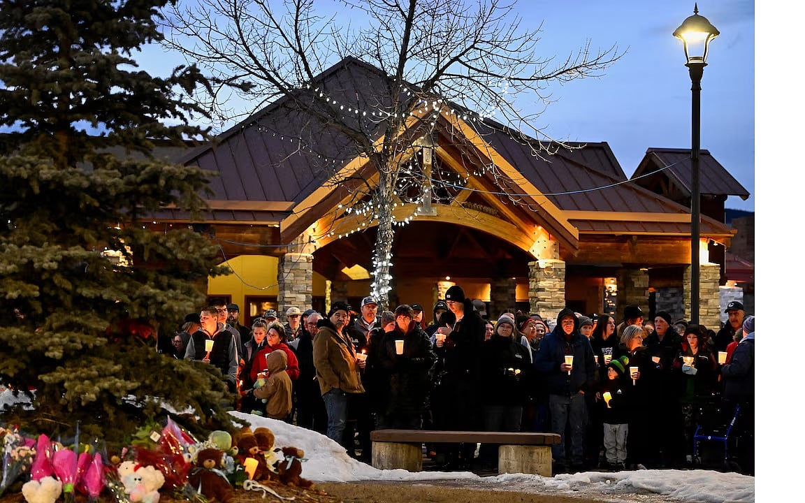 কানাডার ব্রিটিশ কলাম্বিয়ার টাম্বলার রিজ শহরে ভয়াবহ বন্দুক হামলার পরদিন শোকসভায় মানুষের জমায়েত