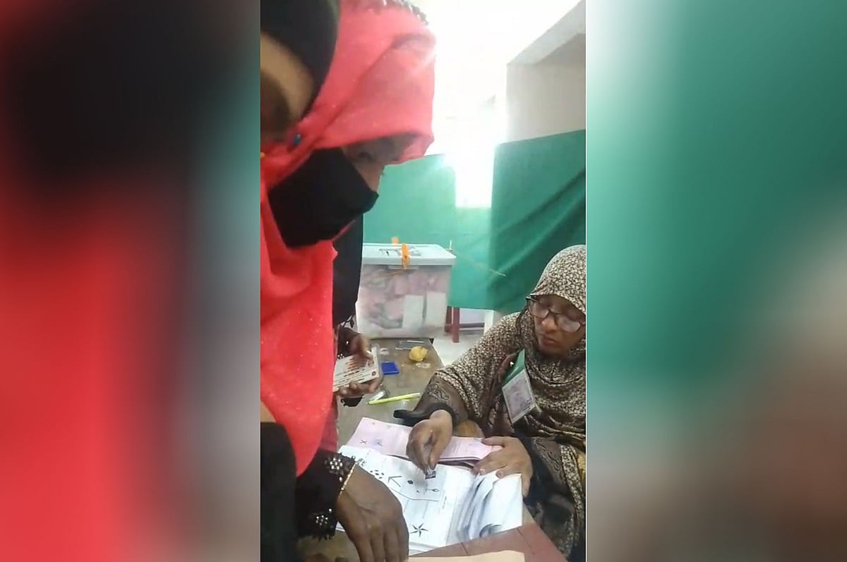 নোয়াখালীর হাতিয়ায় একটি কেন্দ্রে প্রকাশ্যে ব্যালটে সিল মারছেন এক সহকারী প্রিসাইডিং কর্মকর্তা। আজ দুপুরে হাতিয়ার শহর বালিকা উচ্চ বিদ্যালয় কেন্দ্রে