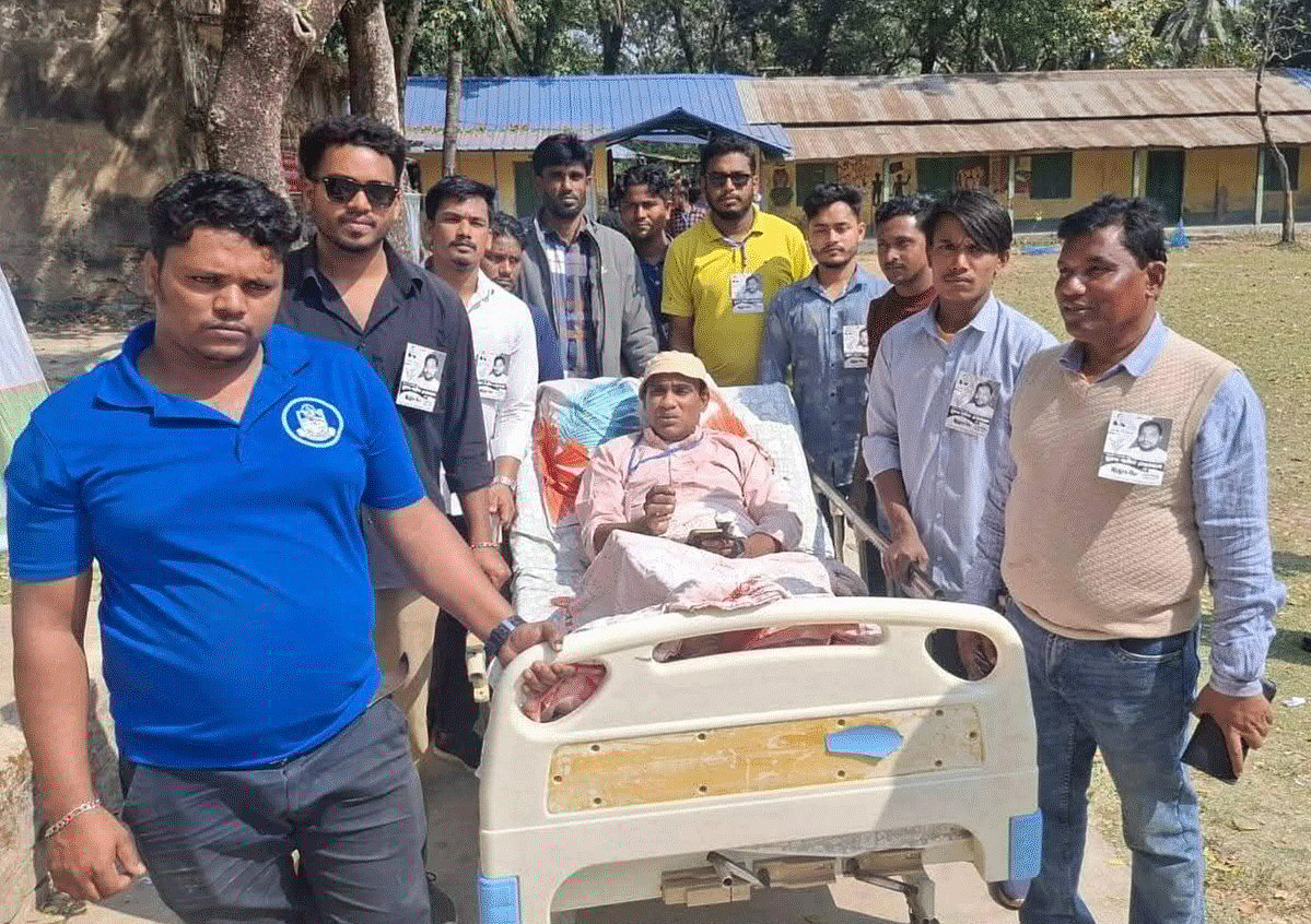 চিকিৎসকের অনুমতি নিয়ে হাসপাতালের বেডে শুয়ে ভোটকেন্দ্রে এসে ভোট দিয়েছেন যুবদল নেতা কামরুল হাসান চৌধুরী।