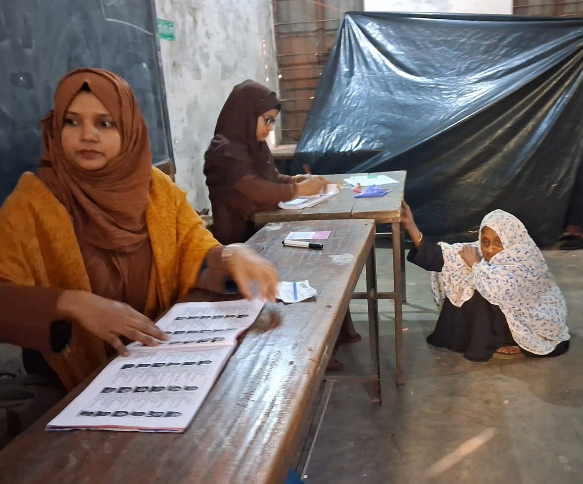 এক নারীর হাত ধরে কেন্দ্রে এসেছেন বয়সের ভারে ন্যুব্জ বৃদ্ধা ওজিবা খাতুন। আজ সকাল ৮টায় উপজেলা সদরের সরকারি পাইলট উচ্চবিদ্যালয় ভোটকেন্দ্রে