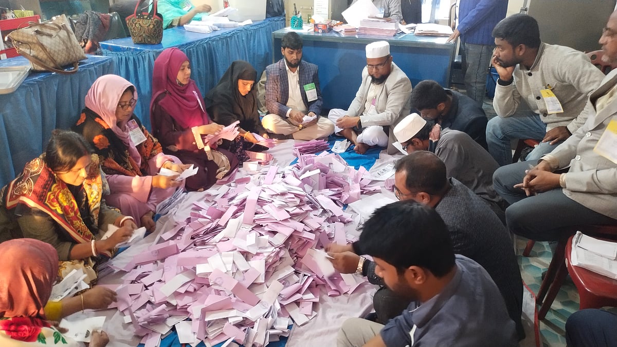 ভোট গ্রহণের পর গণনার জন্য প্রিসাইডিং কর্মকর্তার কক্ষে ব্যালট পেপার ঢেলে বাছাই করা হচ্ছে। আজ বৃহস্পতিবার বগুড়ার শেরপুরে গাড়িদহ সরকারি প্রাথমিক বিদ্যালয়ের ভোটকেন্দ্রে