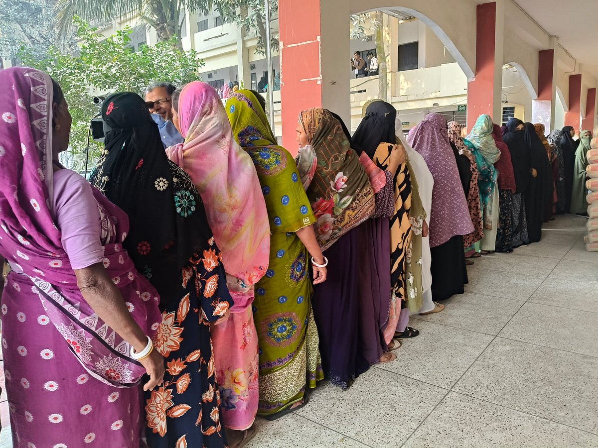 রাজধানীর এ কে এম রহমতউল্লাহ কলেজ কেন্দ্রে নারী ভোটারদের দীর্ঘ সারি