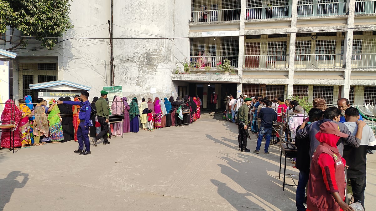 কেন্দ্রে ভোটারদের দীর্ঘ সারি। বৃহস্পতিবার সকালে মুন্সিগঞ্জের পিটিআই পরীক্ষণ বিদ্যালয় কেন্দ্রে