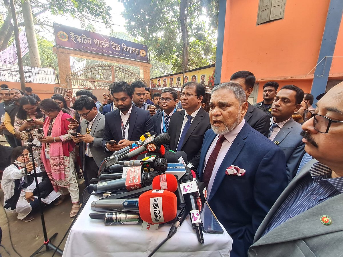 ভোট প্রদান শেষে সাংবাদিকদের সঙ্গে কথা বলছেন সিইসি এ এম এম নাসির উদ্দীন। ছবিটি সকাল সাড়ে নয়টায় রাজধানীর ইস্কাটন গার্ডেন উচ্চবিদ্যালয় কেন্দ্র থেকে তোলা