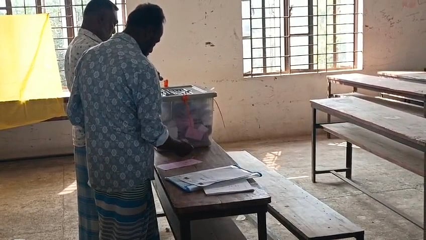 ময়মনসিংহের ভালুকা উপজেলার কংশেরকুল উচ্চবিদ্যালয় কেন্দ্রে দুজনকে প্রকাশ্যে ভোট দিতে দেখা যায়। আজ বৃহস্পতিবার দুপুরে তোলা