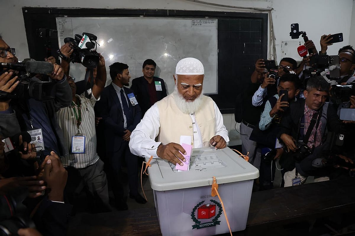 রাজধানীর মনিপুর উচ্চবিদ্যালয় কেন্দ্রে (বালক শাখা) ভোট দিয়েছেন জামায়াতে ইসলামীর আমির শফিকুর রহমান