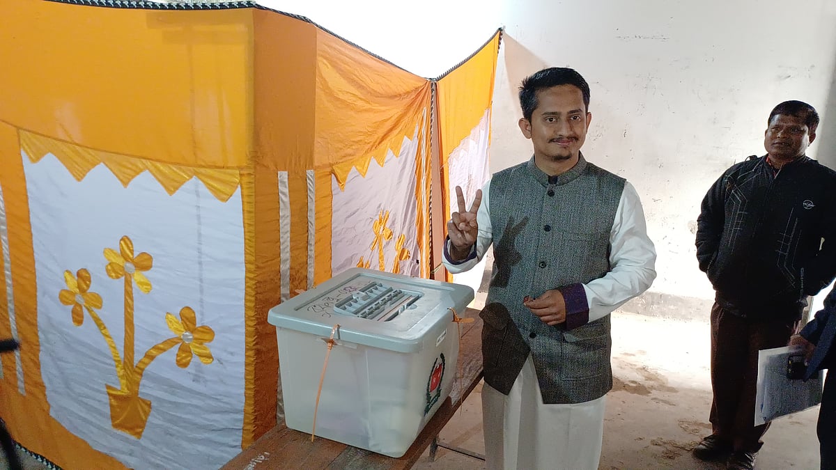 পঞ্চগড়ের আটোয়ারী উপজেলার আলোয়াখোয়া ইউনিয়নের বামনকুমার রাখালদেবী হাট উচ্চবিদ্যালয় ভোটকেন্দ্রে ভোট দেন ১১–দলীয় ঐক্য জোটের মনোনীত প্রার্থী ও এনসিপির উত্তরাঞ্চলের মুখ্য সংগঠক সারজিস আলম