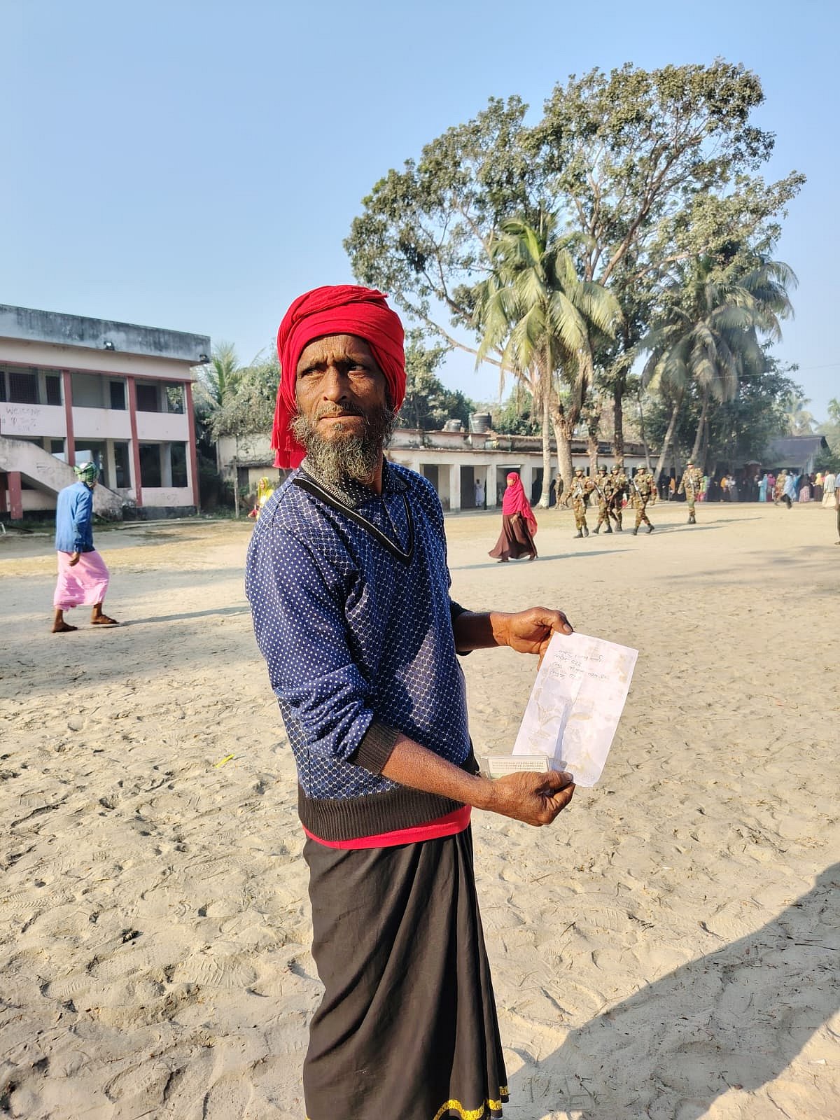 কেন্দ্র খুঁজতে গিয়ে সমস্যায় পড়তে হয়েছে ভোটার সিরাজ মাঝিকে। বৃহস্পতিবার সকালে, চাঁদপুর আক্কাস আলী রেলওয়ে একাডেমিতে
