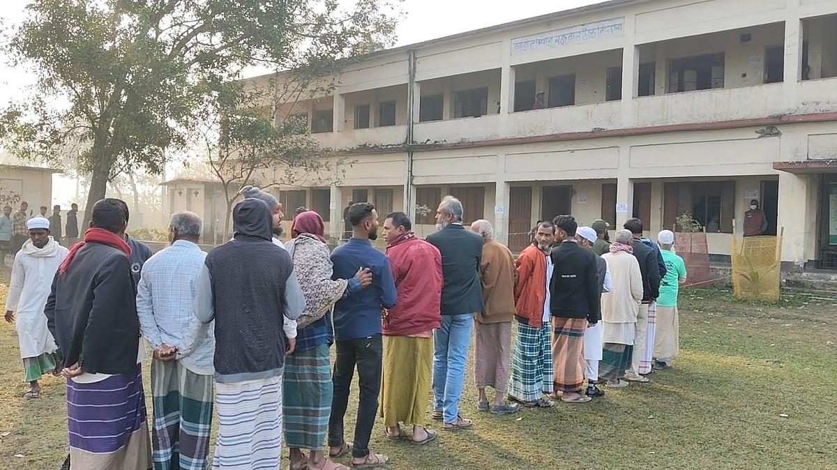 ময়মনসিংহের ত্রিশালের কাজির শিমলা নজরুল উচ্চবিদ্যালয় ভোটকেন্দ্রে পুরুষ ভোটারদের লাইন