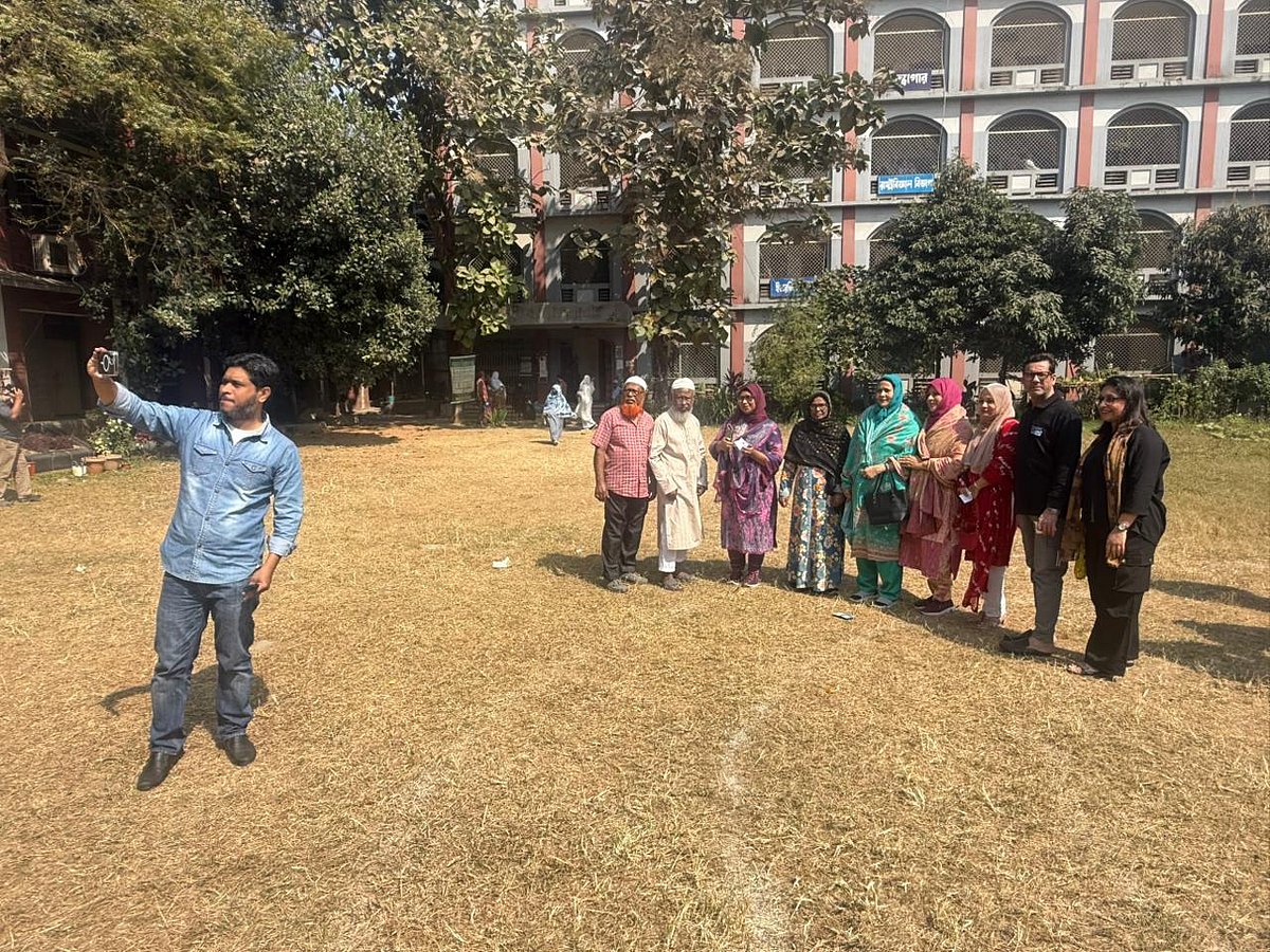 ভোট দিয়ে সেলফি তুলছেন একসঙ্গে ভোট দিতে আসা মিরপুরে এক পরিবারের ১০ সদস্য। ছবিটি দুপুরে হযরত শাহ আলী মহিলা কলেজ ভোটকেন্দ্র থেকে তোলা