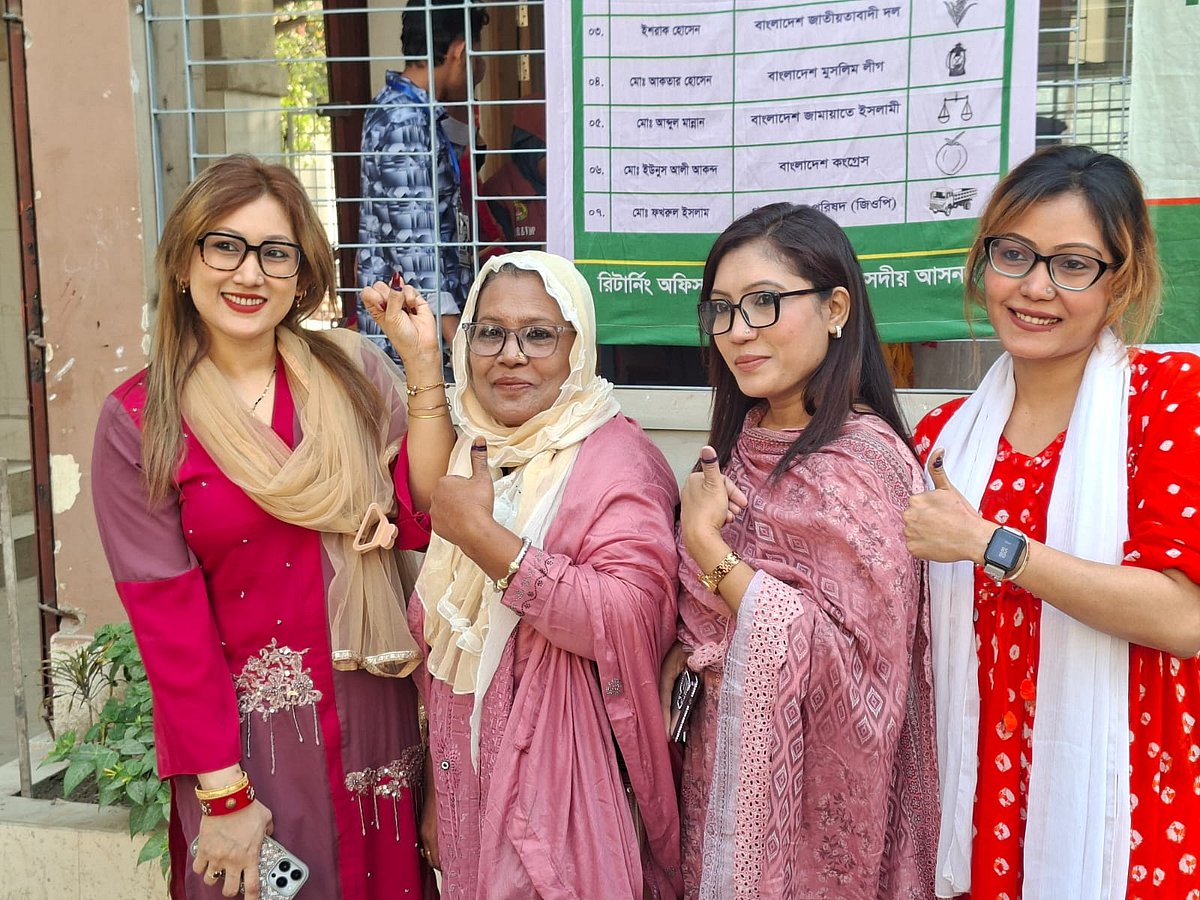 ভোট দেওয়ার পর এভাবেই উচ্ছ্বাস প্রকাশ করছেন তাঁরা। সকাল নয়টার দিকে রাজধানীর কামরুন্নেসা সরকারি বালিকা বিদ্যালয় কেন্দ্র থেকে তোলা