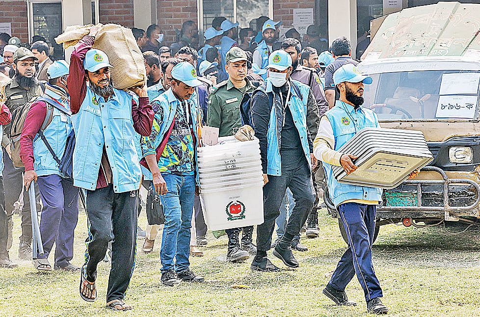 ত্রয়োদশ জাতীয় সংসদ নির্বাচন ও গণভোট উপলক্ষে আইনশৃঙ্খলা রক্ষাকারী বাহিনীর পাহারায় ব্যালট বাক্সসহ নির্বাচনী সরঞ্জাম নিয়ে যাচ্ছেন নির্বাচনসংশ্লিষ্ট কর্মকর্তারা। গতকাল রাজধানীর আজিমপুর গভর্নমেন্ট গার্লস স্কুল অ্যান্ড কলেজ প্রাঙ্গণে