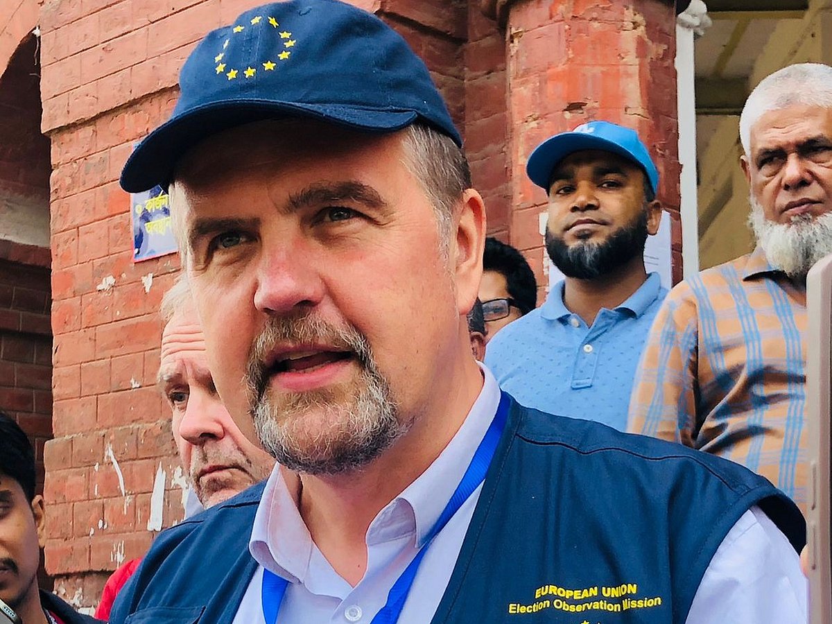 ঢাকা বিশ্ববিদ্যালয়ের কার্জন হলে ভোট পরিদর্শনের পর ভোটাভুটি নিয়ে কথা বলছেন ইউরোপীয় ইউনিয়নের (ইইউ) নির্বাচন পর্যবেক্ষণ মিশনের প্রধান ইভার্স ইজাবস