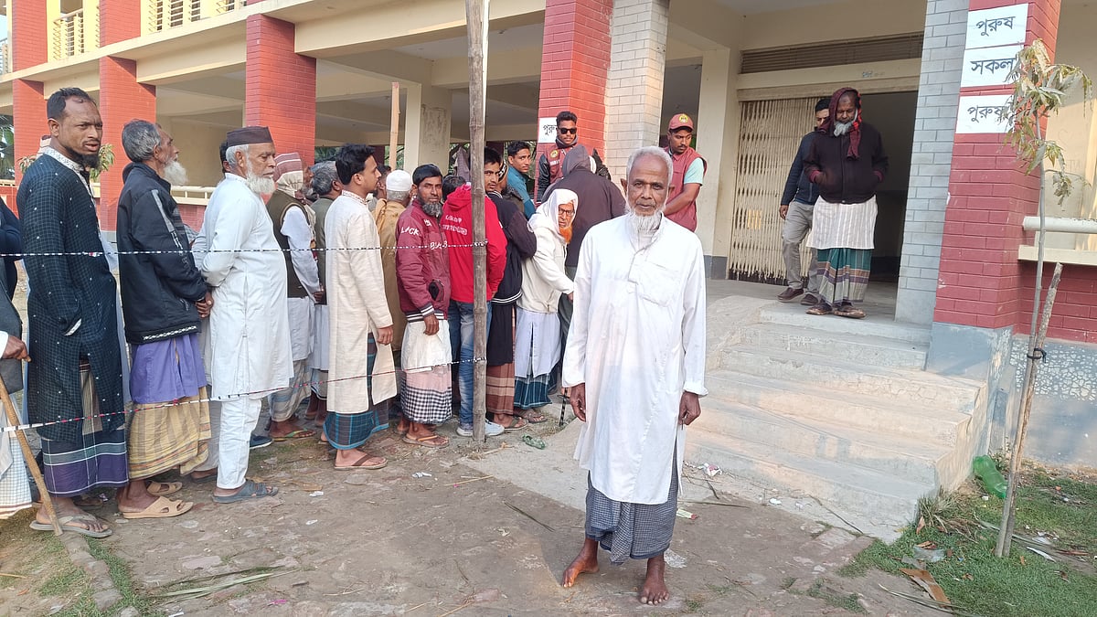 খুলনার কয়রা উপজেলার গোবরা ঘাটাখালী সরকারি প্রাথমিক বিদ্যালয় ভোট কেন্দ্রের সামনে ৭০ বছর বয়সী ভোটার আবদুর রাজ্জাক। পাশেই ভোটারদের সারি। আজ সকালে তোলা