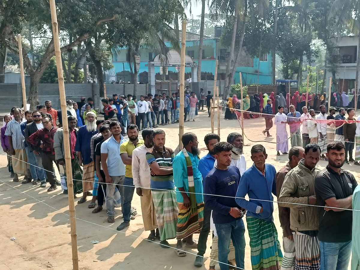 ভোটকেন্দ্রে ভোটারদের দীর্ঘ সারি। আজ সকাল সাড়ে ১১টার দিকে সাঁথিয়া উপজেলার সমাসনারি মাদ্রাসা কেন্দ্রে