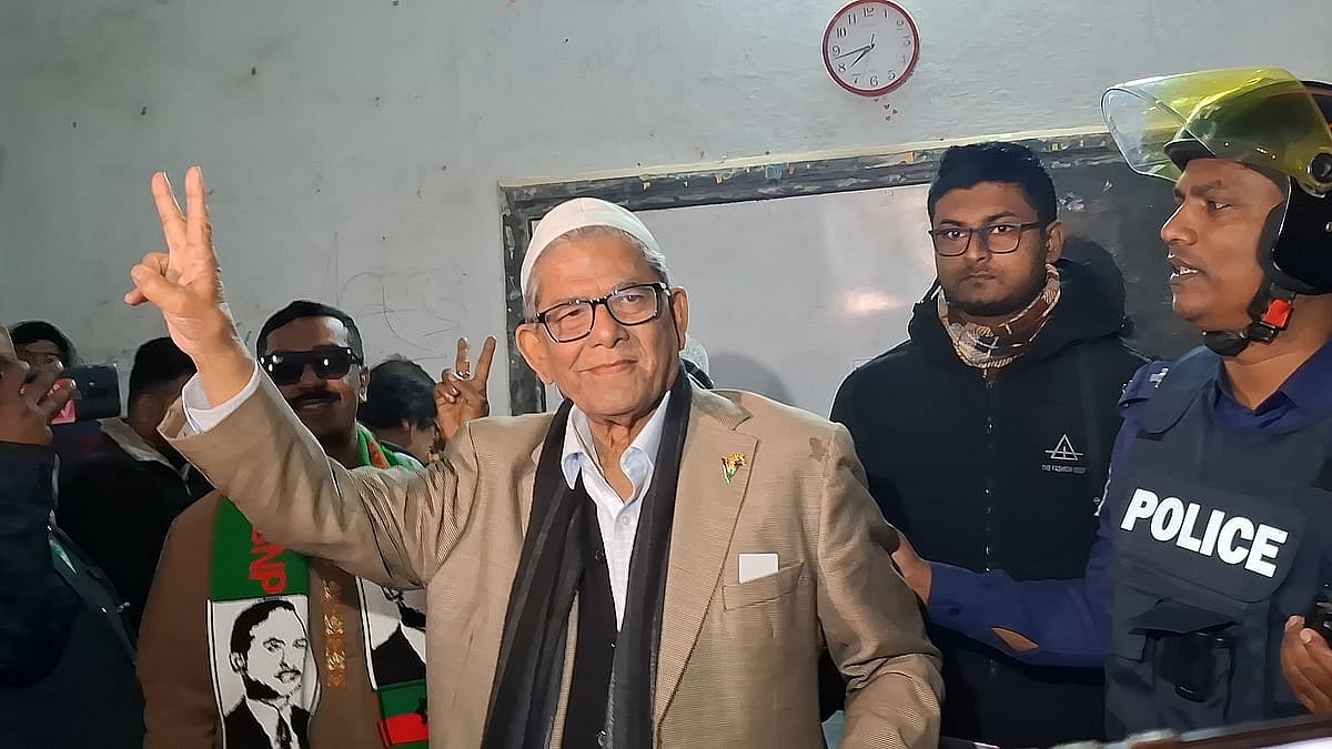 ঠাকুরগাঁও সরকারি বালিকা উচ্চবিদ্যালয় কেন্দ্রে ভোট দিয়েছেন বিএনপির মহাসচিব মির্জা ফখরুল ইসলাম আলমগীর। বৃহস্পতিবার সকালে