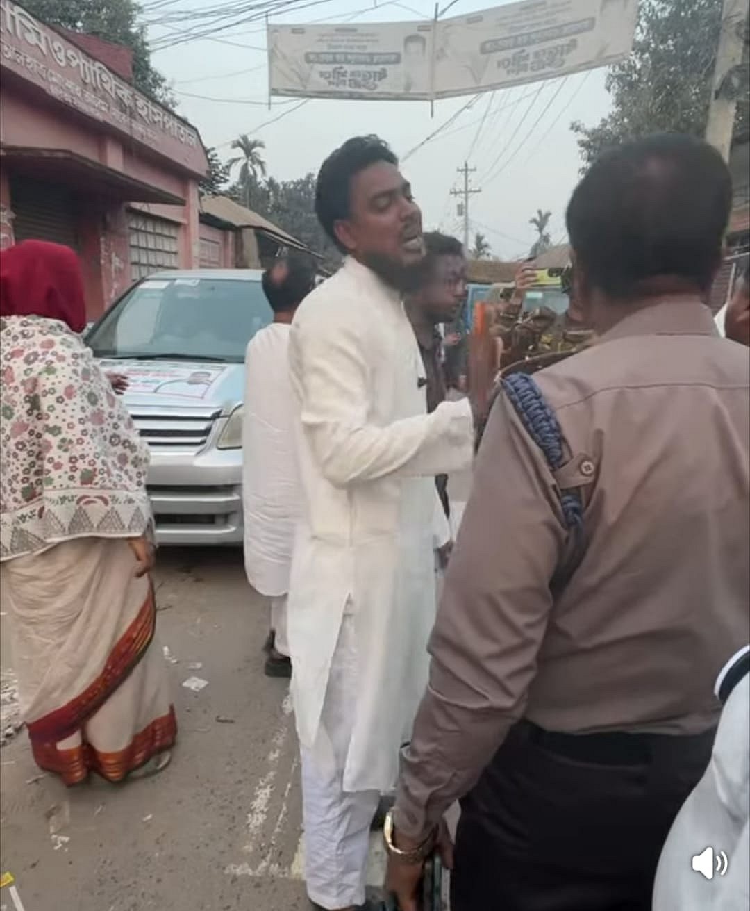 কাউনিয়া উপজেলার হারাগাছ মডেল ডিগ্রি কলেজ ভোটকেন্দ্রে আখতার হোসেনকে অবরুদ্ধ করার অভিযোগ উঠেছে। বৃহস্পতিবার বিকেল পাঁচটার দিকে