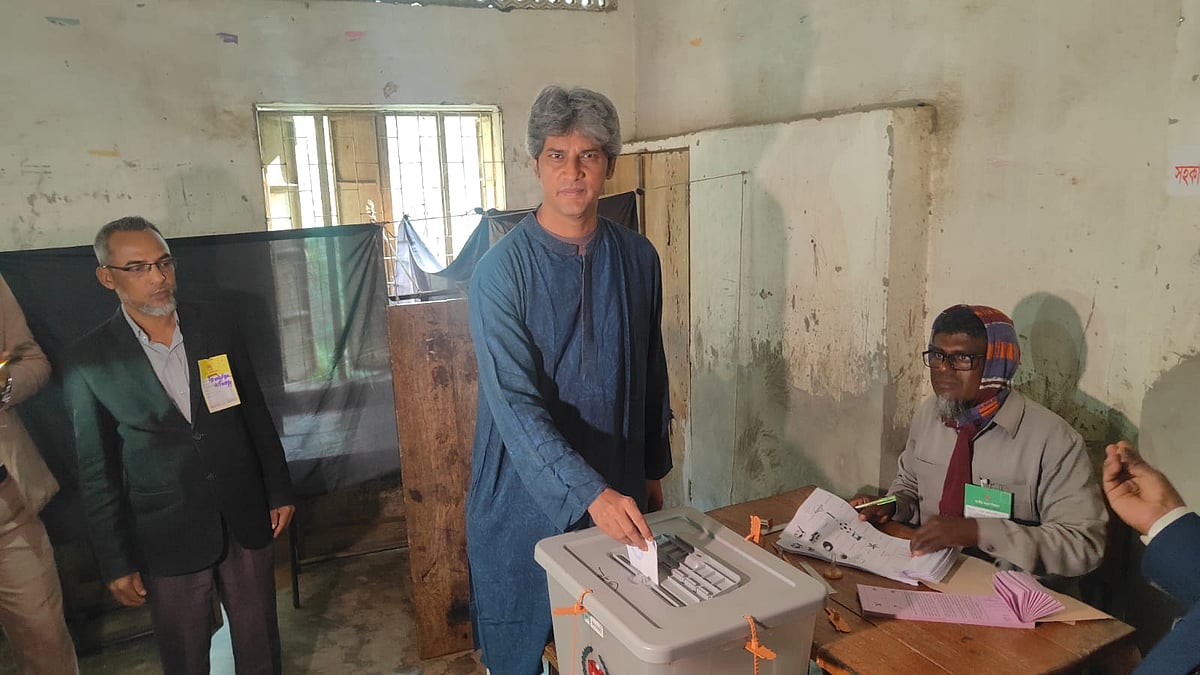 ব্রাহ্মণবাড়িয়ার বাঞ্ছারামপুর উপজেলার ফয়দাবাদ ইউনিয়নের চরলৌহনিয়া গ্রামের কলাকান্দি (দ.) সরকারি প্রাথমিক বিদ্যালয় কেন্দ্রে ভোট দেন বিএনপি সমর্থিত প্রার্থী জোনায়েদ সাকি