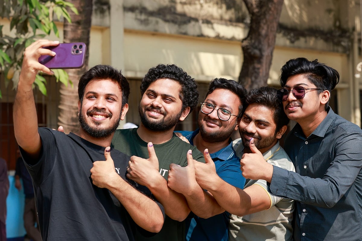 প্রথমবার ভোট দিয়ে উচ্ছ্বসিত তরুণ ভোটারেরা সেলফি তুলছেন। শাহজানপুর রেলওয়ে সরকারি উচ্চ বিদ্যালয়, ১২ ফেব্রুয়ারি ২০২৬।